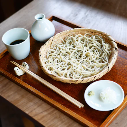 【秋谷】風味絶品。玄そば自家製粉の手打ちそばと、自家製あんみつの贅沢な味わい|蕎麦 桶や